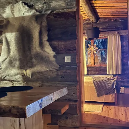 Angie Деревянный коттедж *